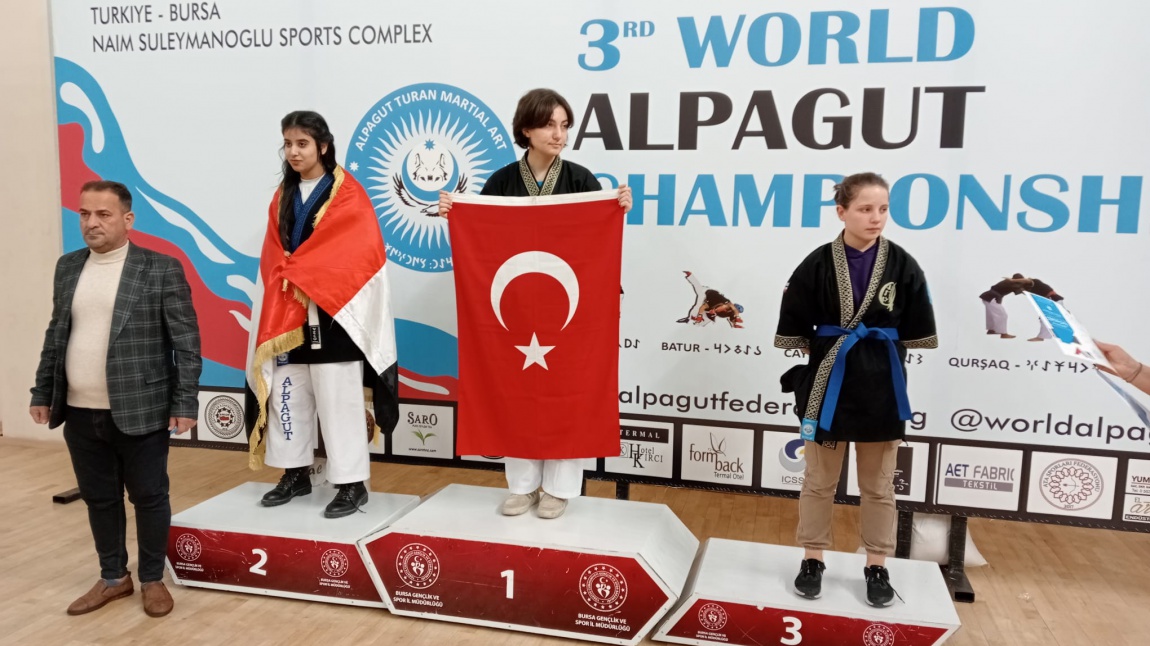 11/E  sınıfı öğrencilerinden Dilansena ARIKAN Bursa da yapılan Üçüncü dünya Alpagut şampiyonasında Dünya ikincisi olmuştur güreşte de dünya birincisi olarak ülkemizi  temsil etmiştir öğrencimizi tebrik ederiz
